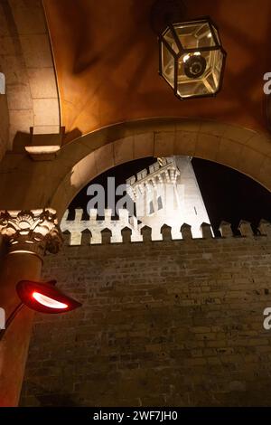 2 décembre 2023-vue extérieure la nuit des murs et des tourelles de l'étonnant Palais Royal de la Almudaina à Palma, Majorque, Espagne. Le Palais Royal Banque D'Images