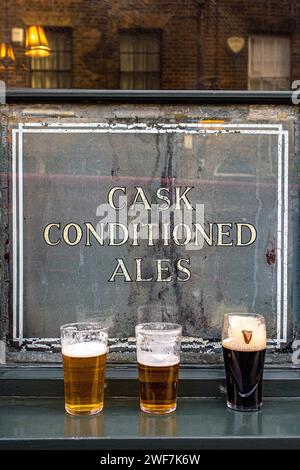 Verres à bière avec Lager , Guinness et Ale du pub Kings Arms à Roupell Street , Londres , Royaume-Uni. Banque D'Images