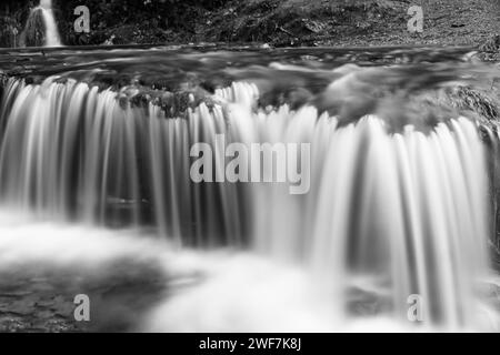 Aire de repos par une cascade sans nom qui se jette dans le réservoir Caban Coch, Elan Valley Wales UK. Janvier 2024 Banque D'Images