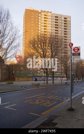 Arrêt de bus numéro 108 à Carpenters Road, Stratford, Londres avec un bloc de tour vide des années 1960 derrière Banque D'Images