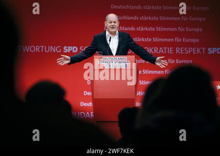 Bundeskanzler OLAF Scholz, aufgenommen im Rahmen der Europadelegiertenkonferenz der Sozialdemokratischen Partei Deutschlands in Berlin, 28.01.2024. Berlin Deutschland *** Chancelier fédéral OLAF Scholz, enregistré à la Conférence des délégués européens du Parti social-démocrate d'Allemagne à Berlin, 28 01 2024 Berlin Allemagne Copyright : xFelixxZahnx Banque D'Images