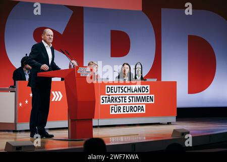 Bundeskanzler OLAF Scholz, aufgenommen im Rahmen der Europadelegiertenkonferenz der Sozialdemokratischen Partei Deutschlands in Berlin, 28.01.2024. Berlin Deutschland *** Chancelier fédéral OLAF Scholz, enregistré à la Conférence des délégués européens du Parti social-démocrate d'Allemagne à Berlin, 28 01 2024 Berlin Allemagne Copyright : xFelixxZahnx Banque D'Images