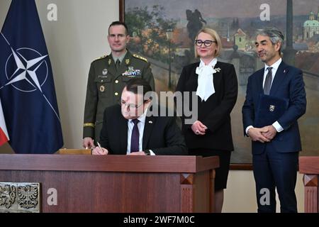 La ministre tchèque de la Défense, Jana Cernochova, 2e à partir de la droite, et l’ambassadeur des États-Unis en République tchèque, Bijan Sabet, à droite, signent un contrat pour l’achat de 24 avions de combat F-35 par l’armée tchèque, à Prague, en République tchèque, le 29 janvier 2024. Au premier plan à la signature du contrat se trouve le directeur principal de la section armement et acquisitions du ministère Lubor Koudelka et sur le côté gauche le chef d'état-major tchèque Karel Rehka. (Photo CTK/Michaela Rihova) Banque D'Images