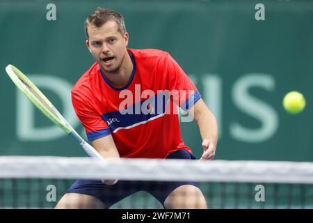 Adam Pavlasek, de République Tchèque, pendant l'entraînement avant le match de qualification pour la coupe Davis masculine République Tchèque vs Israël à Vendryne, République Tchèque, Banque D'Images