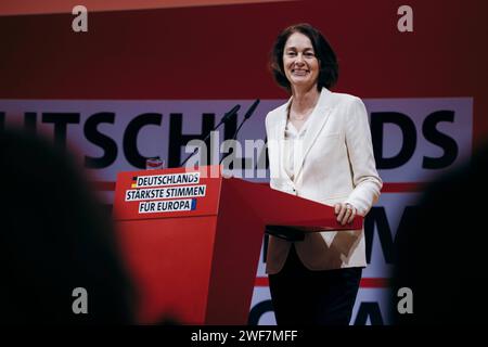 Katarina Barley, aufgenommen im Rahmen der Europadelegiertenkonferenz der Sozialdemokratischen Partei Deutschlands in Berlin, 28.01.2024. Berlin Deutschland *** Katarina Barley, enregistré à la Conférence des délégués européens du Parti social-démocrate d'Allemagne à Berlin, 28 01 2024 Berlin Allemagne Copyright : xFelixxZahnx Banque D'Images