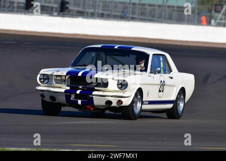 Russell Morgan, Ford Mustang, HSCC Historic Touring car Championship avec Ecurie Classic, HSCC Silverstone finals, plusieurs classements combinés i Banque D'Images