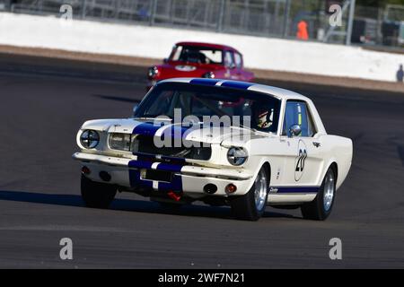 Russell Morgan, Ford Mustang, HSCC Historic Touring car Championship avec Ecurie Classic, HSCC Silverstone finals, plusieurs classements combinés i Banque D'Images