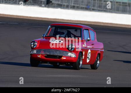 Eric Walker, Ford Anglia, HSCC Historic Touring car Championship avec Ecurie Classic, HSCC Silverstone finals, plusieurs classements combinés Banque D'Images