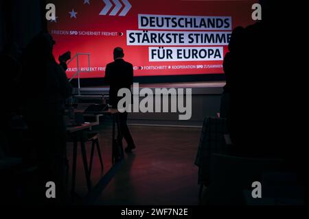 Bundeskanzler OLAF Scholz aufgenommen im Rahmen der Europadelegiertenkonferenz der Sozialdemokratischen Partei Deutschlands in Berlin, 28.01.2024. Berlin Deutschland *** Chancelier fédéral OLAF Scholz enregistré à la Conférence des délégués européens du Parti social-démocrate d'Allemagne à Berlin, 28 01 2024 Berlin Allemagne Copyright : xFelixxZahnx Banque D'Images