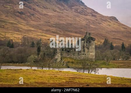 Ruines du château de Kilchurn sur le bord du loch Banque D'Images