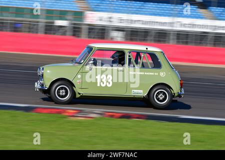 Giles page, Austin Mini Cooper S, HSCC Historic Touring car Championship avec Ecurie Classic, HSCC Silverstone finals, plusieurs classements combin Banque D'Images