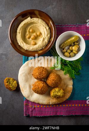 Falafel avec houmous, pain pita et cornichon. Vue de dessus de la cuisine authentique du Moyen-Orient. Banque D'Images