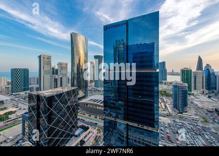 Doha, Qatar - 04 janvier 2024 : magnifique coucher de soleil vue aérienne de la région de Dafna à l'ouest de la baie de Doha. Banque D'Images