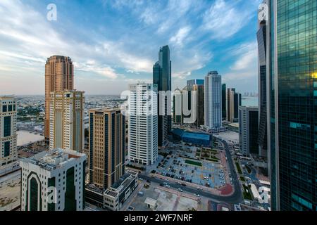 Doha, Qatar - 04 janvier 2024 : magnifique coucher de soleil vue aérienne de la région de Dafna à l'ouest de la baie de Doha. Banque D'Images