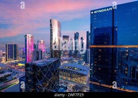 Doha, Qatar - 04 janvier 2024 : magnifique coucher de soleil vue aérienne de la région de Dafna à l'ouest de la baie de Doha. Banque D'Images