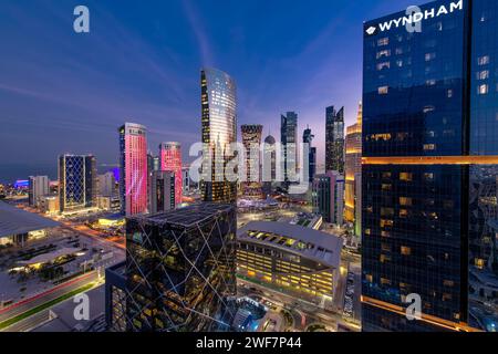 Doha, Qatar - 04 janvier 2024 : magnifique coucher de soleil vue aérienne de la région de Dafna à l'ouest de la baie de Doha. Banque D'Images