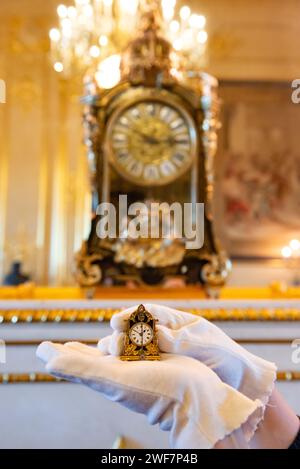 Cette année marque le 100e anniversaire de la Maison de poupée de la Reine Mary, la plus grande et la plus célèbre Maison de poupée au monde, exposée aux visiteurs du château de Windsor depuis sa création. La Maison des poupées a été construite entre 1921 et 1924 en cadeau de la nation à la reine Mary après la première Guerre mondiale. C'est une réplique parfaite à l'échelle 1:12 d'une résidence de style édouardien - avec électricité, ascenseurs de travail et eau courante - et est rempli de contributions de plus de 1 500 des meilleurs artistes, artisans et fabricants de l'époque. Banque D'Images