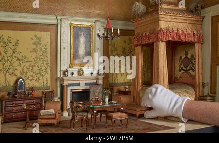 Cette année marque le 100e anniversaire de la Maison de poupée de la Reine Mary, la plus grande et la plus célèbre Maison de poupée au monde, exposée aux visiteurs du château de Windsor depuis sa création. La Maison des poupées a été construite entre 1921 et 1924 en cadeau de la nation à la reine Mary après la première Guerre mondiale. C'est une réplique parfaite à l'échelle 1:12 d'une résidence de style édouardien - avec électricité, ascenseurs de travail et eau courante - et est rempli de contributions de plus de 1 500 des meilleurs artistes, artisans et fabricants de l'époque. Banque D'Images