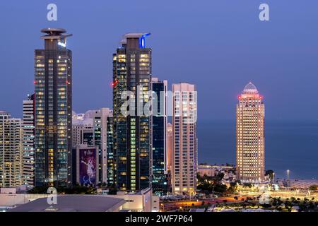 Magnifique coucher de soleil vue aérienne de la région de Dafna West Bay Doha. Tour Ooredoo Qatar Banque D'Images