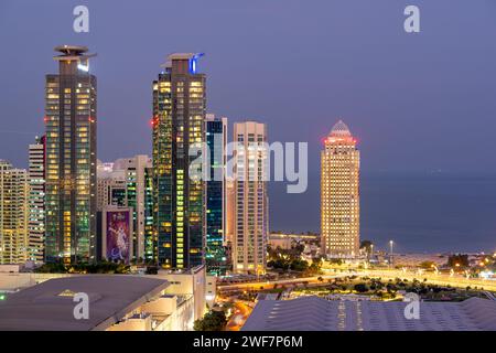 Magnifique coucher de soleil vue aérienne de la région de Dafna West Bay Doha. Tour Ooredoo Qatar Banque D'Images