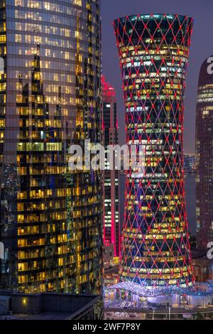 Doha, Qatar - 04 janvier 2024 : magnifique coucher de soleil vue aérienne de la région de Dafna à l'ouest de la baie de Doha. Banque D'Images