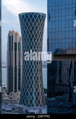 Doha, Qatar - 04 janvier 2024 : magnifique coucher de soleil vue aérienne de la région de Dafna West Bay Tornado Doha. Banque D'Images