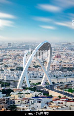 Doha, Qatar - 24 janvier 2024 : le pont Al Wahda est le monument le plus haut de la ville. Connu sous le nom de 56 Bridge of Arch Banque D'Images