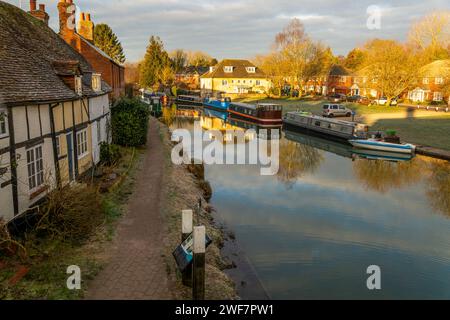 Bateaux amarrés étroit sur Kennet and Avon Canal dans le centre-ville de Hungerford, Berkshire, England, UK Banque D'Images