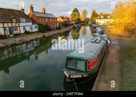 Bateaux amarrés étroit sur Kennet and Avon Canal dans le centre-ville de Hungerford, Berkshire, England, UK Banque D'Images