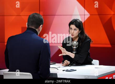 Jordan Bardella est interviewé par Apolline de Malherbe sur RMC/BFMTV à ...