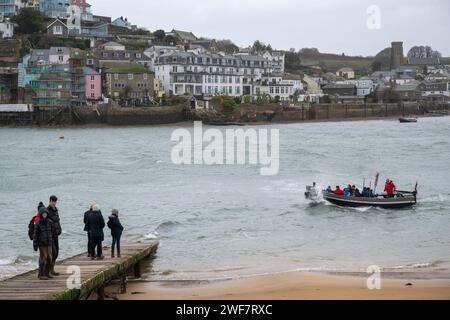 Ville de Salcombe vu du haut de la jetée de ferry à East Portlemouth, ferry au premier plan dans l'eau agitée avec des gens sur la jetée. Banque D'Images