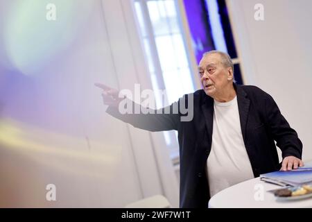 Künstler Günther Uecker 93 gibt Einblicke in seine Arbeit an den neuen Kirchenfenstern für den Schweriner Dom im Düsseldorfer Goethe-Museum. Den Arbeitsprozess und besondere Ausstellungsstücke dazu präsentiert das Goethe-Museum Düsseldorf in seiner Sonderausstellung Lichtbogen . Düsseldorf, 24.01.2024 NRW Deutschland *** artiste Günther Uecker 93 donne un aperçu de son travail sur les nouvelles fenêtres de l'église de la cathédrale Schwerin au Musée Goethe à Düsseldorf le Musée Goethe Düsseldorf présente le processus de travail et des expositions spéciales dans son exposition spéciale Lichtbogen Düsseldorf, 24 01 20 Banque D'Images