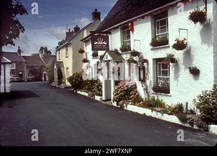 Village pub, The Crown Inn, St Ewe, Cornwall. Il a 300 ans et tire son nom d'un Saint celte. Pas de gens dans la rue, pas de lignes de garde sur la route, pas de voitures. ANNÉES 1991 1990 ROYAUME-UNI HOMER SYKES Banque D'Images