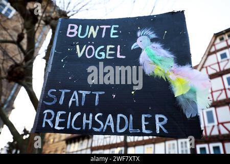 Demo gegen Hass und Hetze - Kundgebung gegen die AfD und Rechtsextremismus - GER, Allemagne, Deutschland, Witzenhausen, 27.01.2024 - Witzenhausen : Unter dem Motto nie wieder 1933 nie wieder Faschismus fand auf dem Marktplatz in Witzenhausen eine Kundgebung gegen den erstarkenden Rechtsstatt wstatt die Aktionsbündnis braun wurt die unterstützt. Die Demoteilnehmer demonstrierten gegen den Rechtsruck in Deutschland, für Vielfalt und den Erhalt der Demokratie. Demochild : BUNTE Vögel STATT REICHSADLER - Abbildung : bunter Vogel *** Démo contre la haine et l'agitation rassemblement contre le A. Banque D'Images