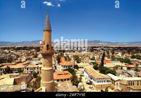 Blick von einem der beiden Minarette der Selimiye Moschee im Zentrum der Altstadt von Nikosia. Banque D'Images