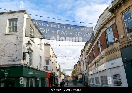 Enseigne indépendante du quartier commerçant de St James Street, Taunton, Somerset, Angleterre, Royaume-Uni Banque D'Images