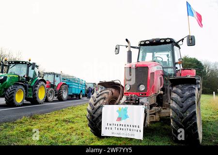 Durtal, France. 20 décembre 2023. © PHOTOPQR/LE COURRIER DE L'OUEST/AURELIEN BREAU ; DURTAL ; 20/12/2023 ; MANIFESTATION DES AGRICULTEURS SUR L'AUTOROUTE A11 EN AU NUVEAU DE LA SORTIE DE DURTAL LE 29 JANVIER 2024 CREDIT : MAXPPP/ALAMY LIVE NEWS Banque D'Images