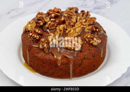 Dessus du gâteau aux dattes de banane avec glaçage aux noix et au miel Banque D'Images