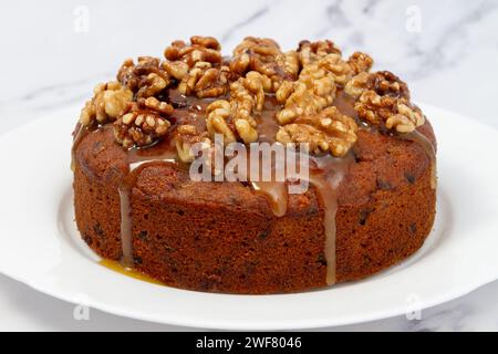 Gâteau aux dattes à la banane avec glaçage aux noix et au miel Banque D'Images