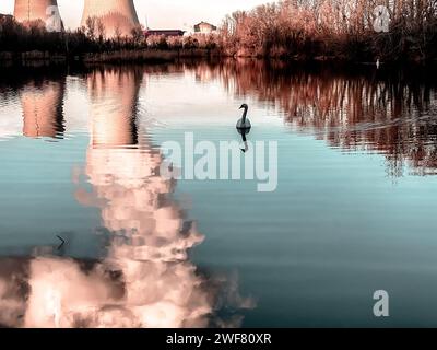Paysage marin avec reflet des tours de refroidissement de la centrale nucléaire dans les communes françaises de Cruas et Meysse Banque D'Images