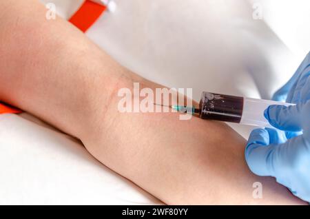 Infirmière avec seringue dans les mains. Test sanguin d'une veine. Banque D'Images