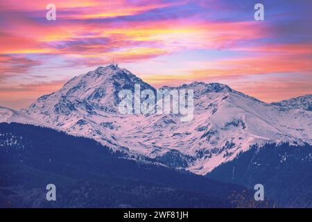 Paysage de montagne en automne. Vue sur une chaîne de montagnes couverte de neige au coucher du soleil, Pyrénées, Andorre, Europe Banque D'Images