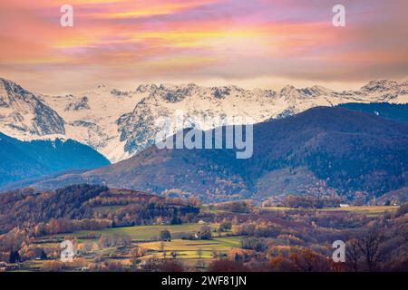 Paysage de montagnes en automne. Vue des champs arables dans la vallée et crête de montagne couverte de neige au coucher du soleil, Pyrénées, Andorre, Europe Banque D'Images