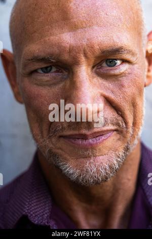 Un homme caucasien d'âge moyen en forme dans ses 50 ans posant pour un portrait Banque D'Images