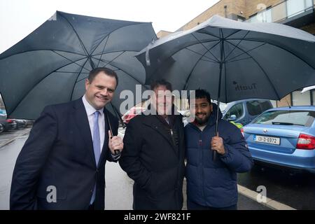 Le ministre du logement Darragh O'Brien (au centre) avec le ministre d'État aux Affaires Neale Richmond (à gauche) et le locataire Gagan Babu lors de l'ouverture du développement locatif Tuath Housing à Kilternan Wood à Dublin. Date de la photo : lundi 29 janvier 2024. Banque D'Images