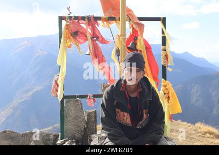 Photo d'un homme adulte de l'himalaya avec un arrière-plan naturel Banque D'Images