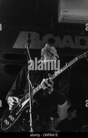 Kurtis Starkie, guitariste du Slow Readers Club, jouant en concert au Roadhouse, Manchester, le 17 mai 2014 Banque D'Images