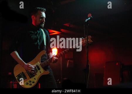 James Ryan, bassiste du Slow Readers Club jouant en concert au Roadhouse, Manchester le 17 mai 2014 Banque D'Images