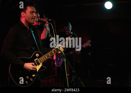 Kurtis Starkie, guitariste du Slow Readers Club, jouant en concert au Roadhouse, Manchester, le 17 mai 2014 Banque D'Images