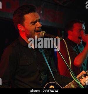 Kurtis Starkie, guitariste du Slow Readers Club, jouant en concert au Roadhouse, Manchester, le 17 mai 2014 Banque D'Images